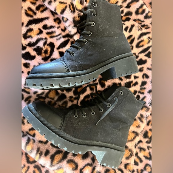 BLACK BOOTS - Picture 7 of 8